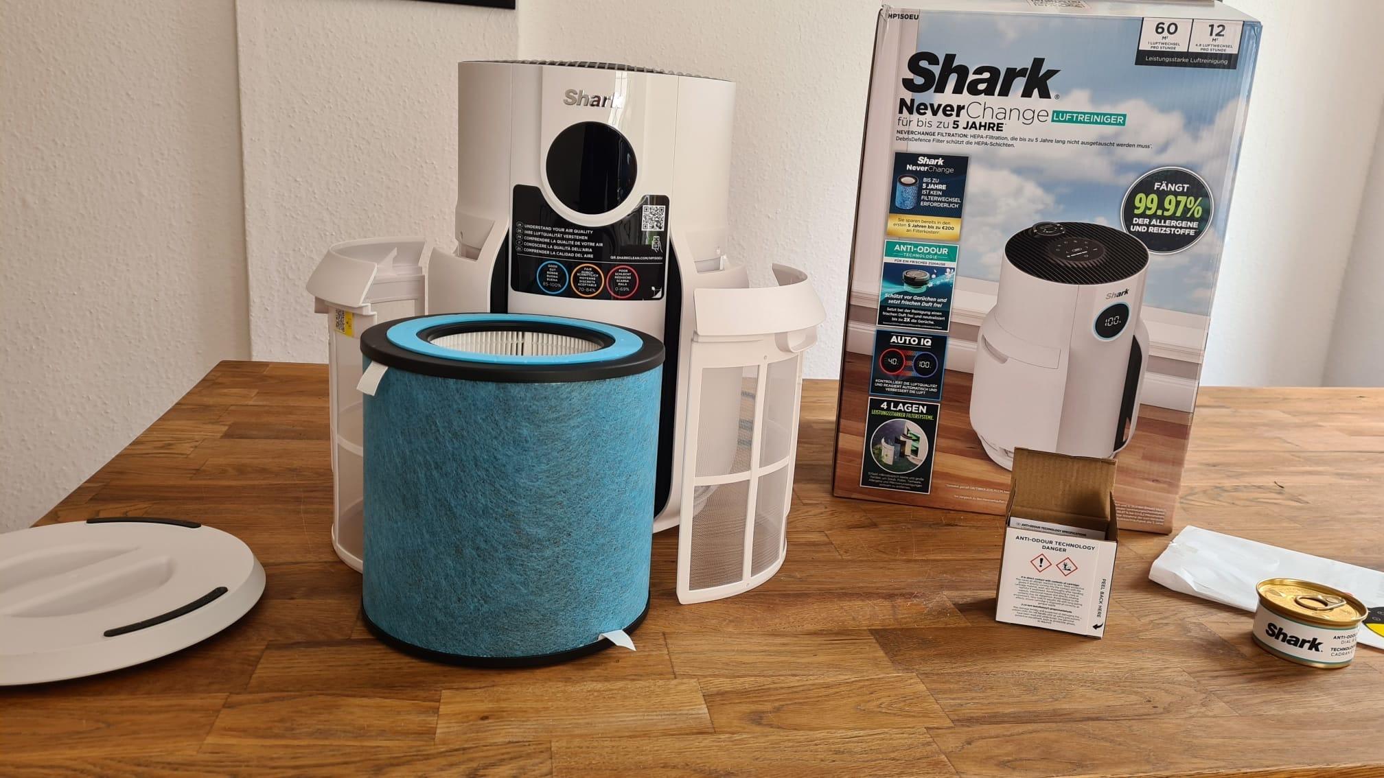 Der runde Kombi-Filter des Shark HP300EU Luftreinigers steht vor dem Gerät und daneben ist der Vorfilter angelehnt.